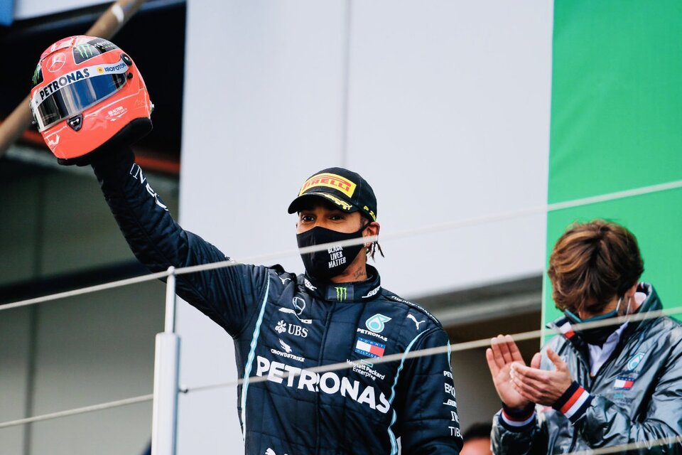 Hamilton en el podio, con el casco de Michael Schumacher. (Fuente: F1)
