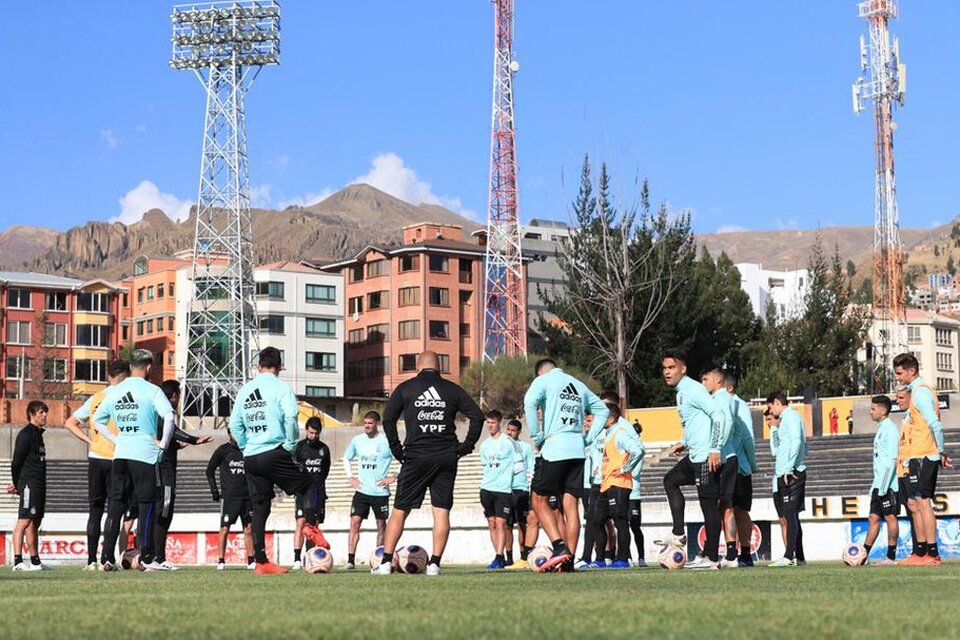 El equipo se entrenó en el estadio Hernando Siles de la Paz. (Fuente: Prensa AFA)