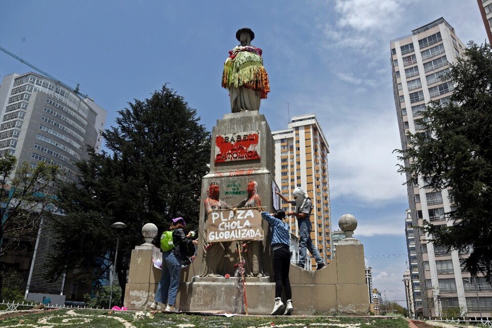 Las activistas vistieron de chola a la estatua de la reina española Isabel la Católica. (Fuente: AFP)