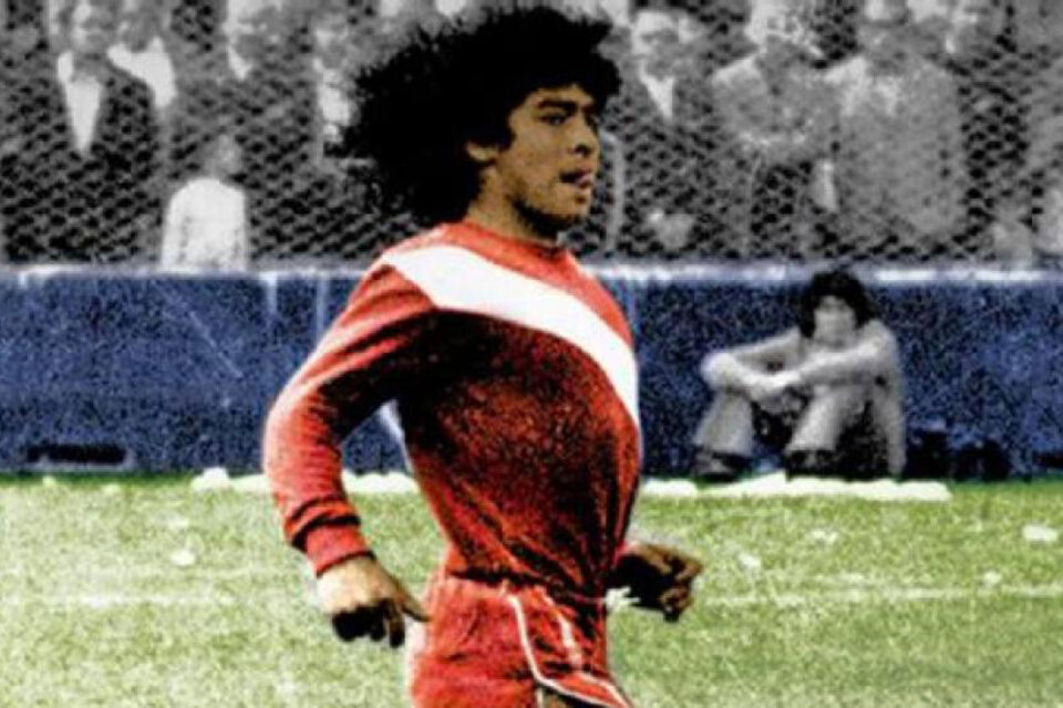 En 1976 debuta en primera división Diego Armando Maradona, con la camiseta de Argentinos Juniors. Es el bautismo como profesional del futbolista más grande de la Argentina.