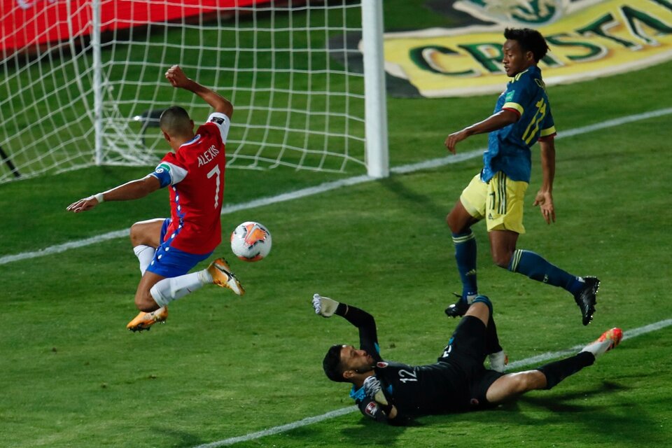 Alexis Sánchez marca el segundo gol de Chile.