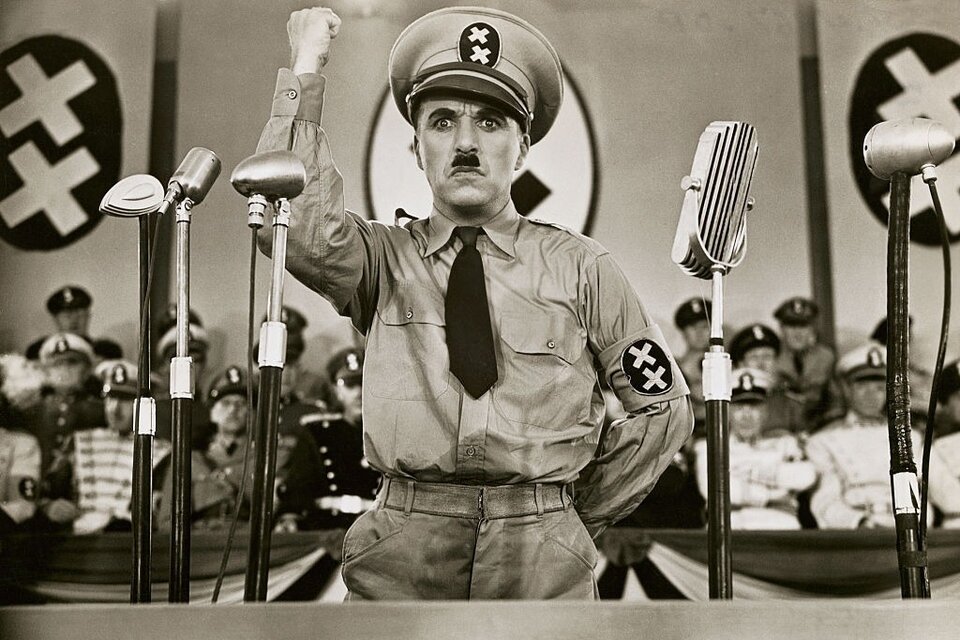 Chaplin como Hynkel, dictador de Tomania. Su otro personaje en el film es un peluquero judío que parece su doble. 