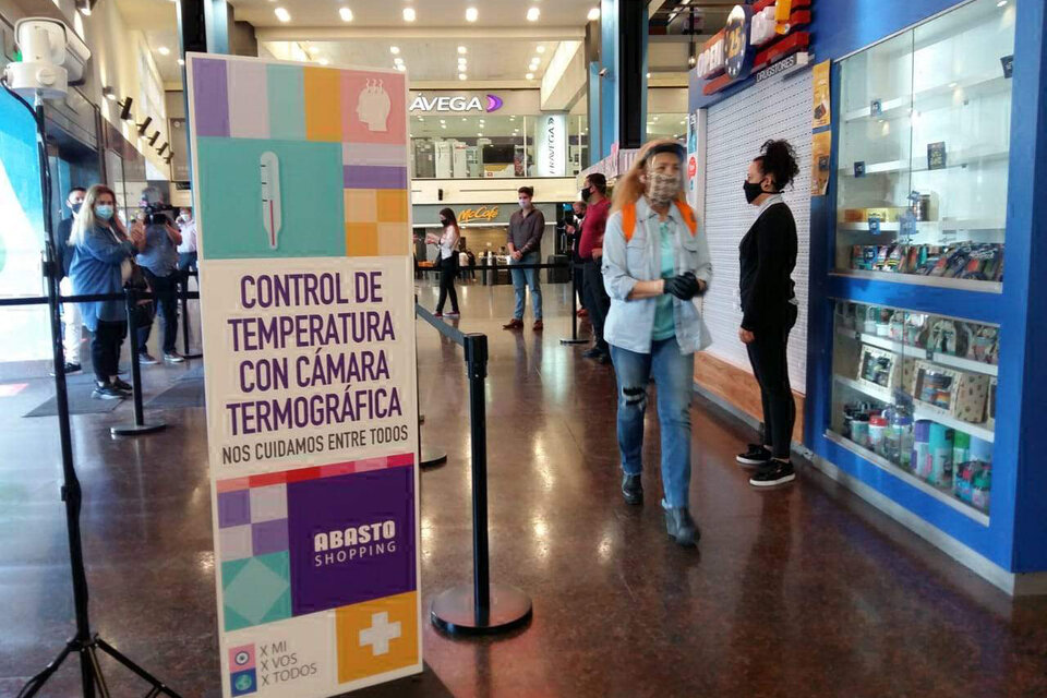 Los shoppings reabrieron sus puertas en la Ciudad de Buenos Aires tras el cierre de casi siete meses por la pandemia de coronavirus. (Fuente: Bernardino Avila)