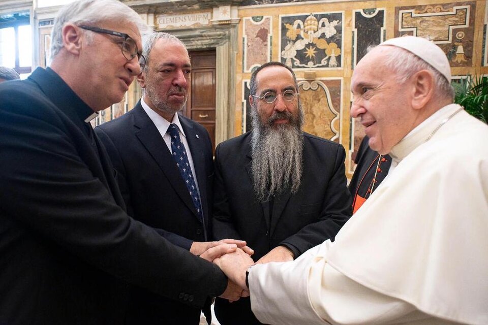 Guillermo Marcó, Omar Abboud y Daniel Goldman junto al papa Francisco. (Fuente: IDI)