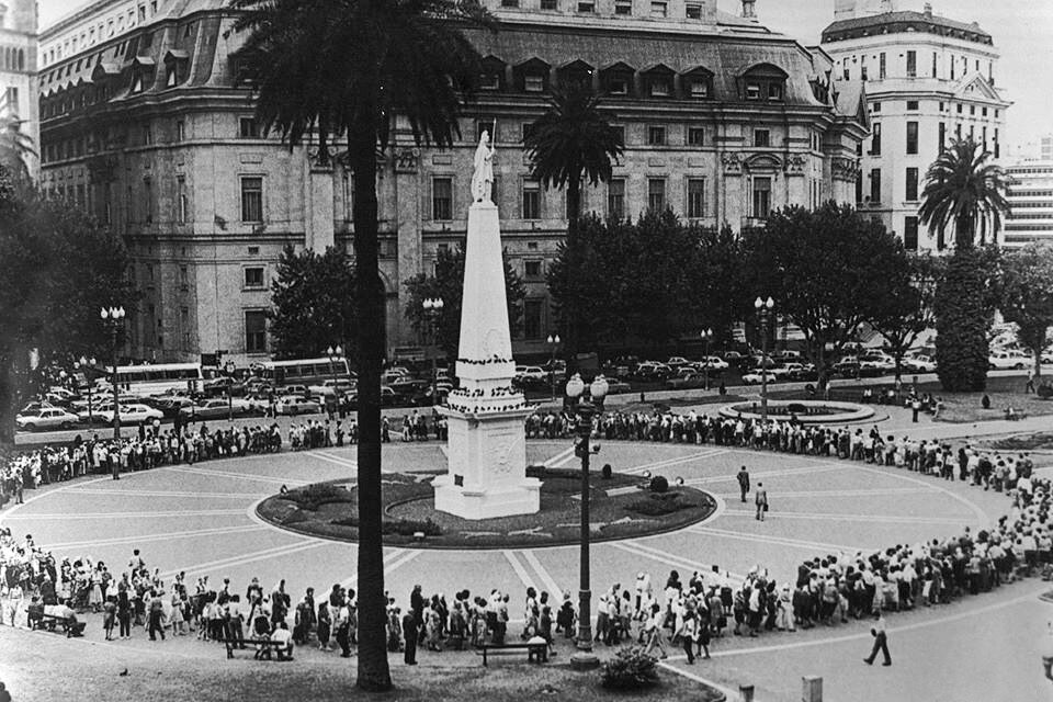 En 1977, 12 mujeres dan comienzo a la lucha de Abuelas de Plaza de Mayo por la aparición de los nietos apropiados durante la última dictadura cívico militar.