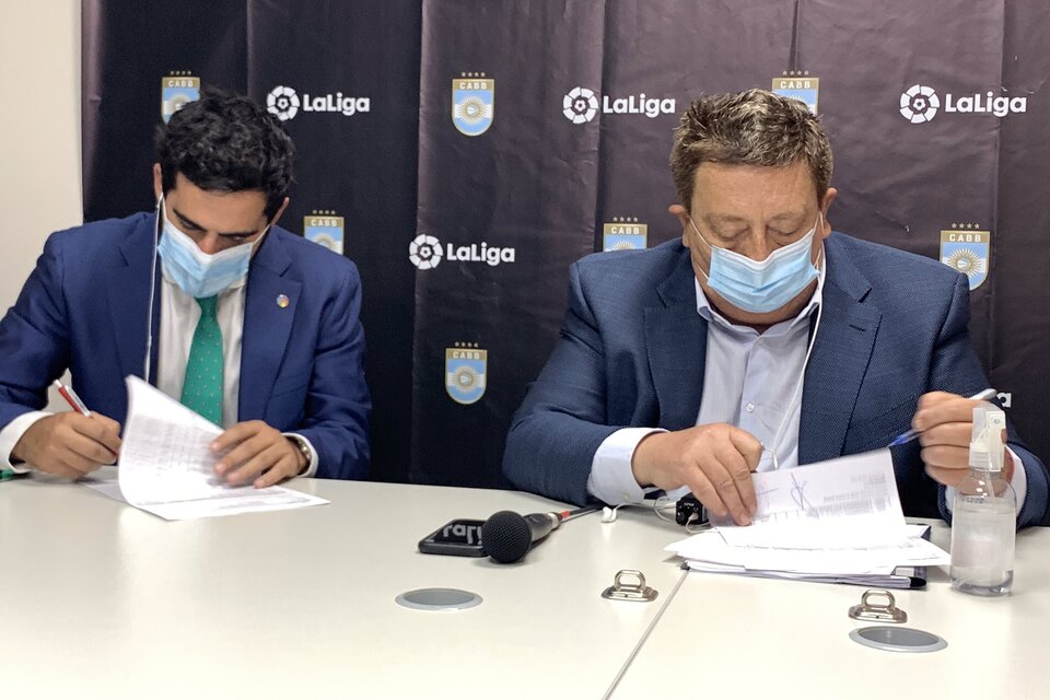 Marc Terradas, por La Liga, y Fabián Borro, por la CABB, firman el convenio de cooperación. (Fuente: prensa CABB)