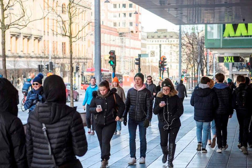 En las calles de Estocolmo, la gente circula sin barbijo. (Fuente: EFE)