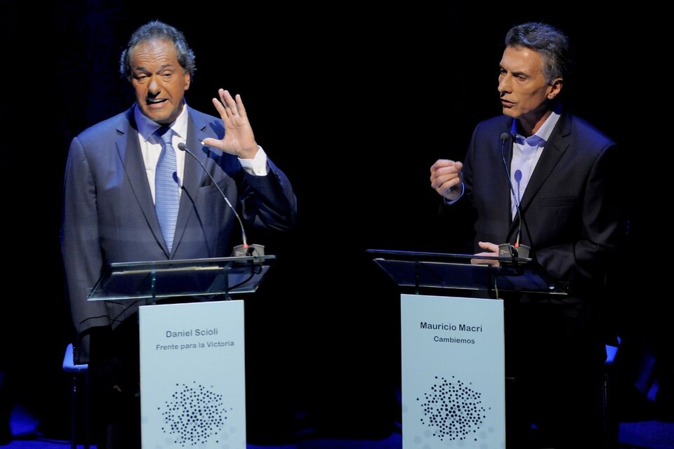 En 2015, Daniel Scioli, por el Frente para la Victoria, cosecha el 37 por ciento de los votos. Mauricio Macri, de Cambiemos, llega al 34. El resultado obliga a un balotaje, algo inédito en la historia argentina.