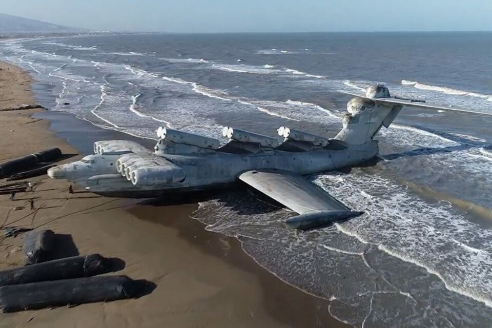 El ekranoplano que se ve en una playa del mar Caspio.