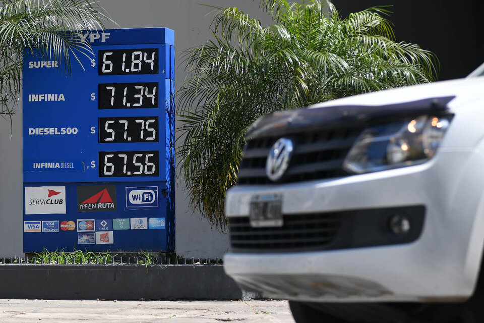 La nafta súper de YPF trepó a 61,84 pesos. (Fuente: NA)