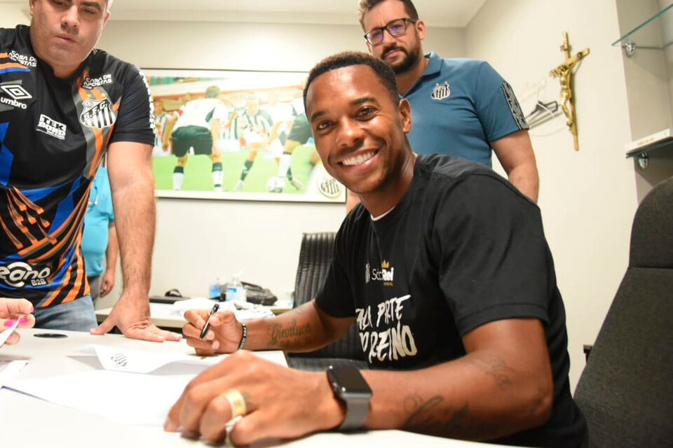 La imagen es del sábado pasado, cuando Robinho firmó su contrato con Santos. (Fuente: Twitter Santos FC)