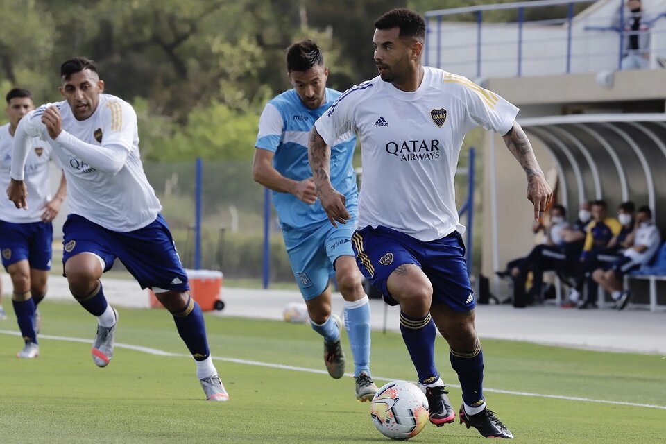 Edwin Cardona lleva la pelota, mientras Ramón Ábila palpita el desenlace de la jugada. (Fuente: Foto Prensa Boca)