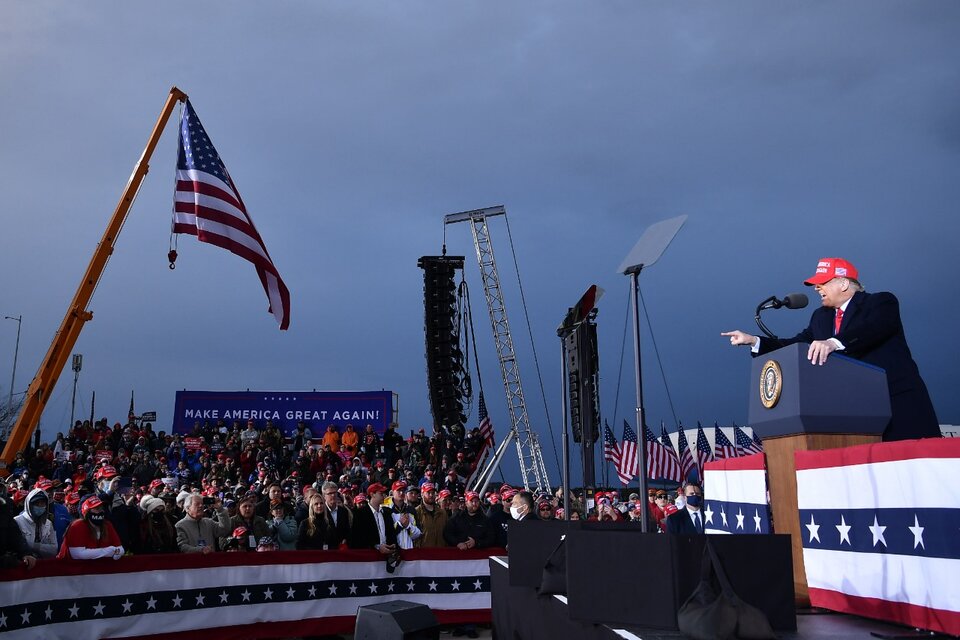 Trump en un acto de campaña en el aeropuerto de Muskegon, estado de Michigan. (Fuente: AFP)