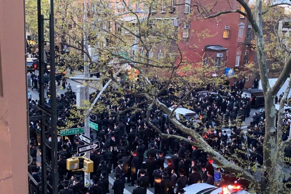 En abril también hubo polémica por un multitudinario funeral de un rabino jasídico en Brooklyn.