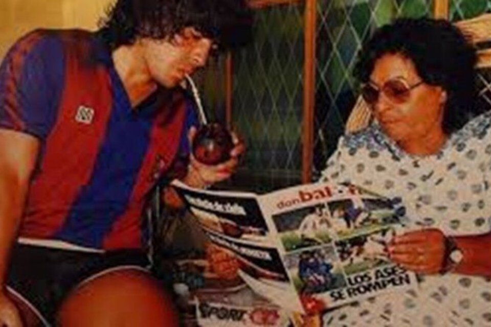 Diego Maradona con Doña Tota, en su estapa como jugador de Barcelona. (Fuente: Instagram Diego Maradona)