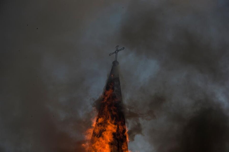 La cúpula de la pequeña iglesia de la Asunción en llamas. (Fuente: AFP)