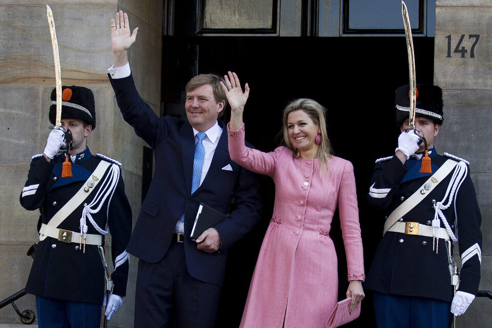 Los reyes Guillermo y Máxima de Holanda se vieron obligados a cancelar las vacaciones que se tomaron en plena cuarentena ante el rechazo popular. (Fuente: AFP)