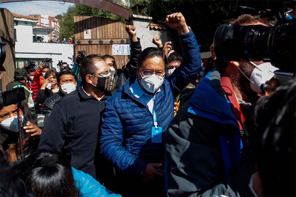 El candidato del Movimiento al Socialismo (MAS), Luis Arce, saluda luego de votar en una escuela en la ciudad de La Paz, Bolivia.  (Fuente: EFE)