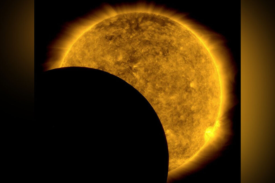 La imagen del Sol y la Luna que tomó la misión espacial Observatorio de Dinámica Solarde la NASA