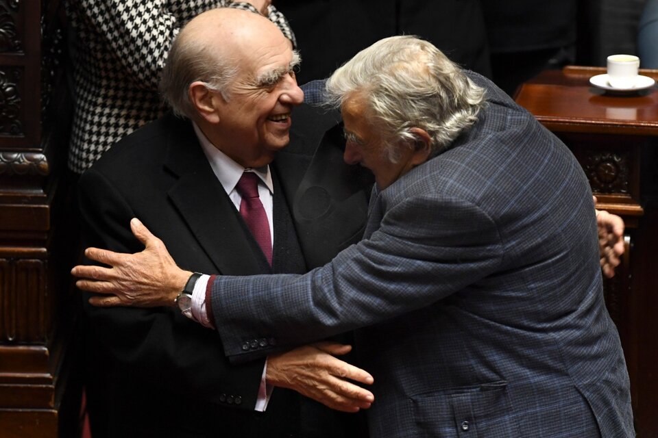 Los expresidentes de Uruguay Julio María Sanguinetti y José Pepe Mujica renunciaron a sus bancas en el Senado. (Fuente: AFP)