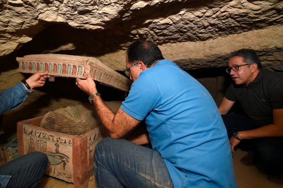Funcionarios del gobierno egipcio revisan los sarcófagos.  (Fuente: EFE)