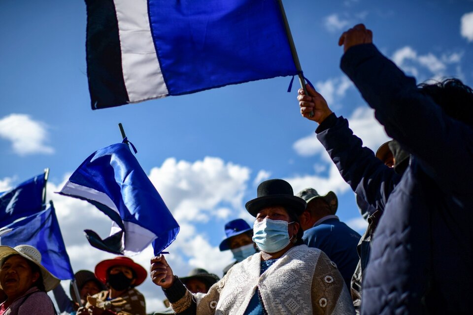 Festejos en El Alto con barbijos, vestimenta tradicional y banderas del MAS. (Fuente: AFP)