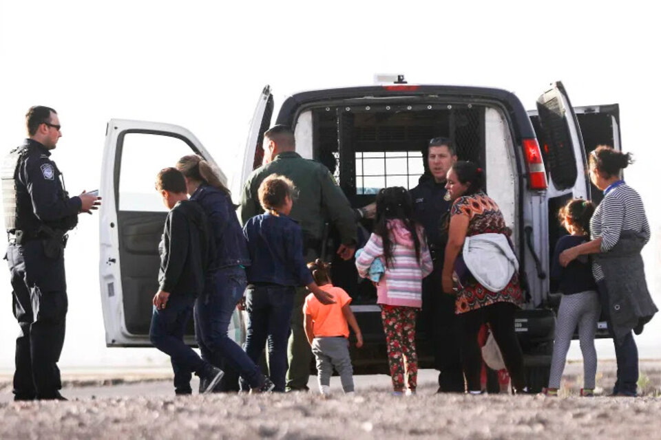 Una familia centroamericana en la frontera Estados Unidos-México. (Fuente: AFP)