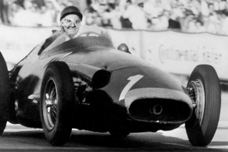 En 1951, a bordo de un Alfa Romeo, Juan Manuel Fangio gana el Gran Premio de España de Fórmula 1 en el circuito catalán de Pedralbes, el primero de sus cinco títulos.