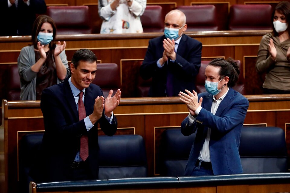 Pedro Sánchez aplaude y es aplaudido por su vice segundo Pablo Iglesias tras hablar en el Congreso. (Fuente: AFP)