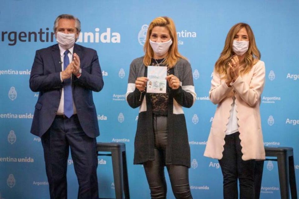 Fernández estuvo acompañado por quienes recibieron los primeros certificados de preidentificación. (Fuente: Presidencia)
