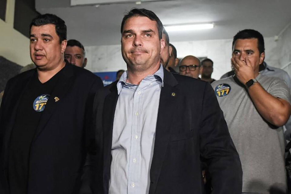 Flavio Bolsonaro, cercano al miliciano Adriano de Nóbrega.  (Fuente: AFP)