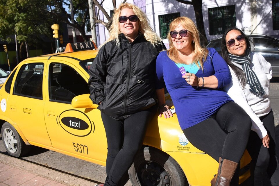 She Taxi tiene paradas para sus mujeres choferes en el hipermercado Tadicor.  (Fuente: Télam)