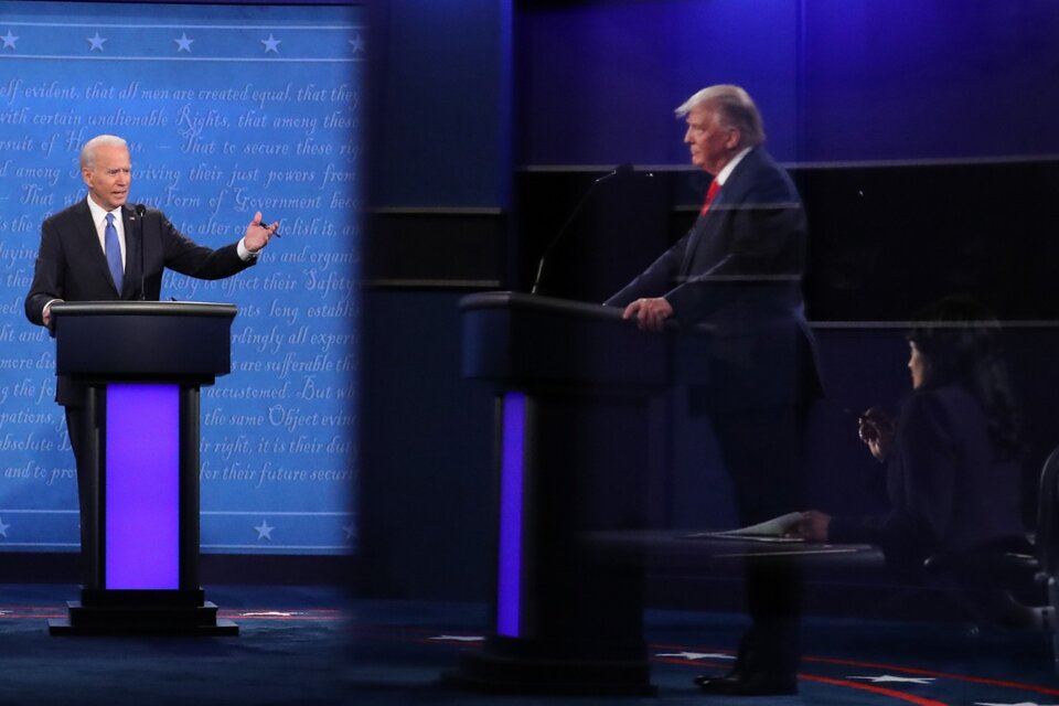 Biden le habla a Trump durante el último debate presidencial. (Fuente: AFP)