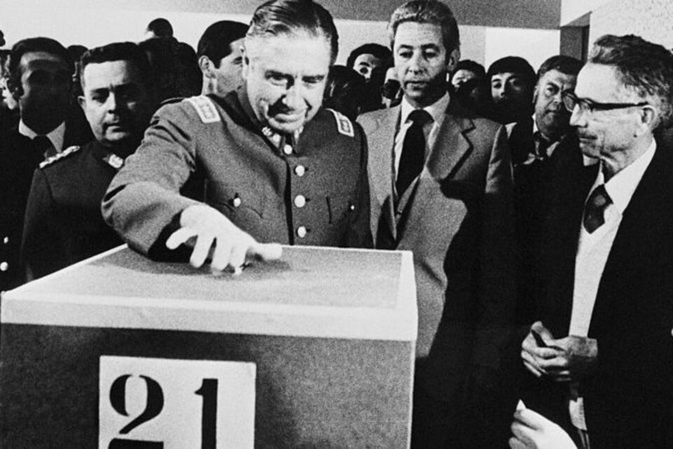 Pinochet en el plebiscito para aprobar la Constitución de 1980. 