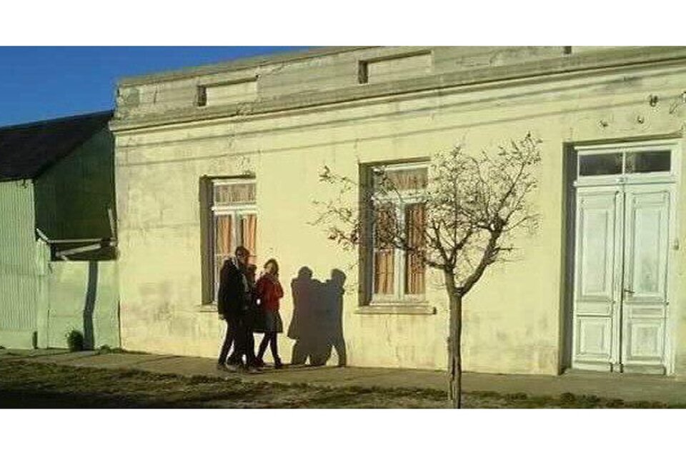 La última visita de Osvaldo Bayer a la excomisaría de San Julián, junto a sus nietas Malena y Rosa.