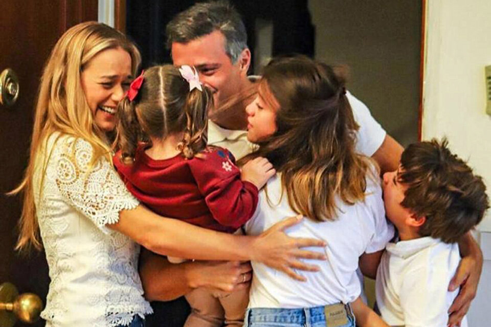 El reencuentro de Leopoldo López con su familia.  (Fuente: AFP)