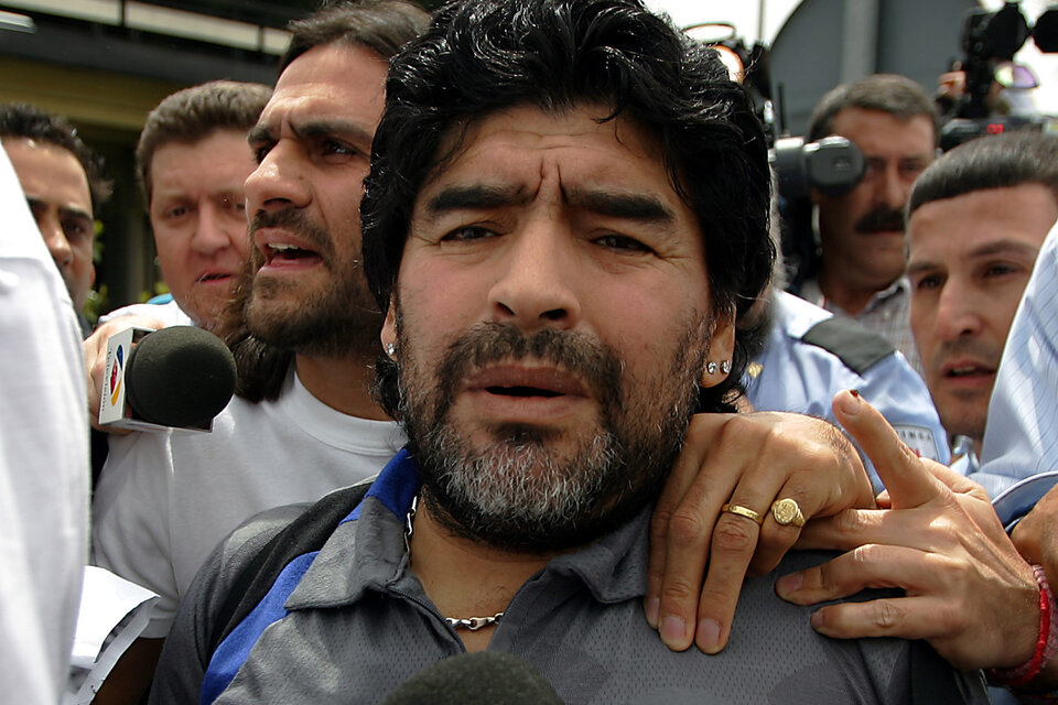 Típica imagen de Maradona, rodeado por decenas de periodistas.