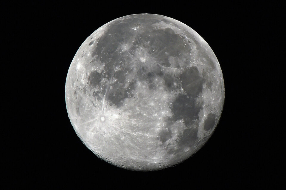 agua en la Luna La NASA confirmó que hay agua en la Luna y esto podría facilitar las misiones de los astronautas