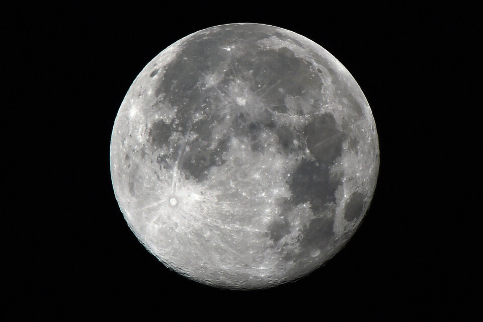 La NASA confirmó que hay agua en la Luna y esto podría facilitar las misiones de los astronautas