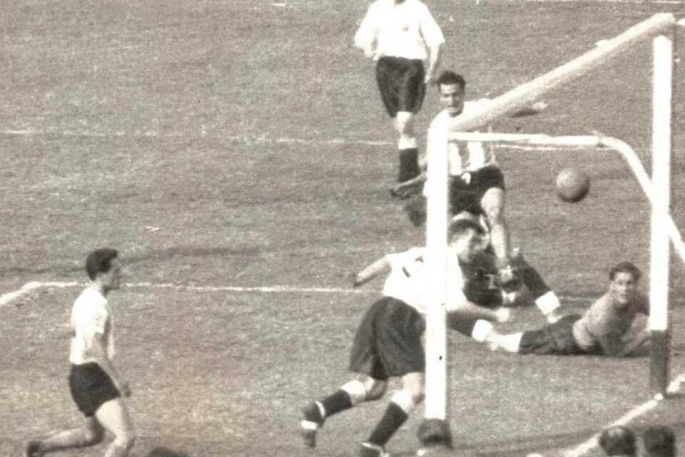 El gol de Grillo a Inglaterra le dio origen al Día del Futbolista.  (Fuente: Archivo El Gráfico)