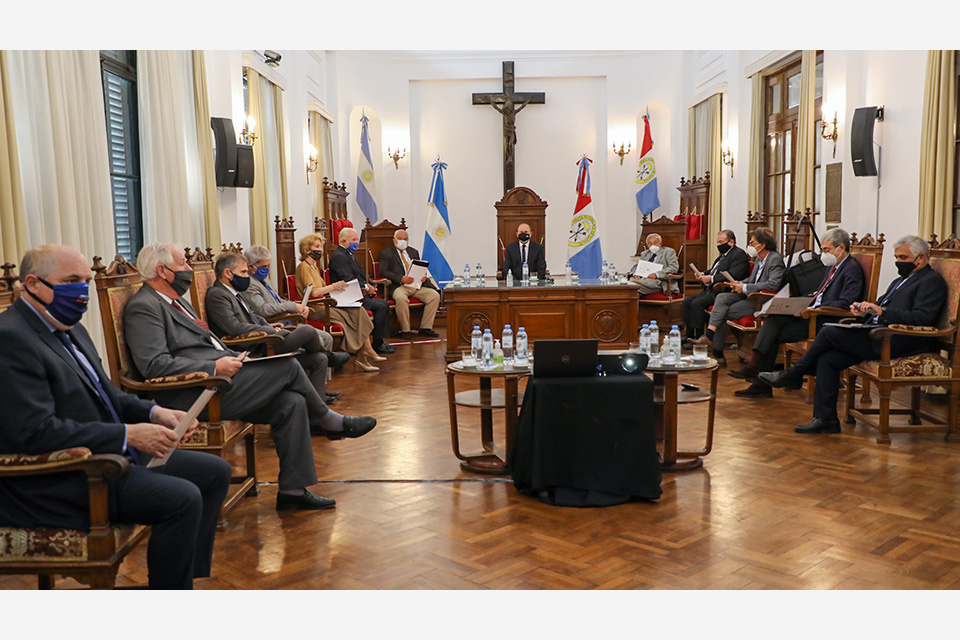 El gobernador presentó a la Corte un paquete de proyectos para sus años de gobierno.