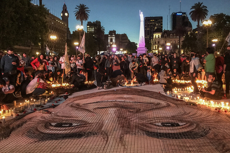 Los militantes pintaron un rostro de Néstor Kirchner en la Plaza de Mayo.