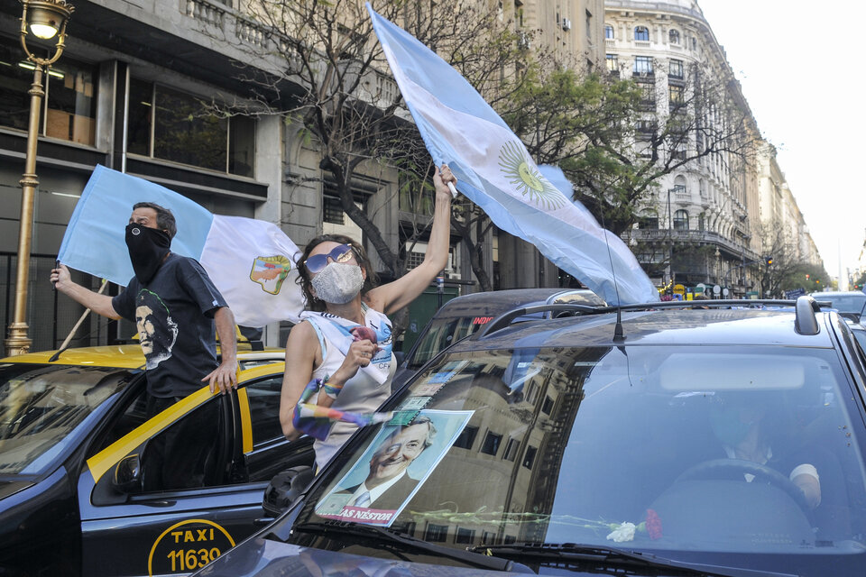 La "Caravana de las mil flores" inundó el centro porteño. (Fuente: Sandra Cartasso)