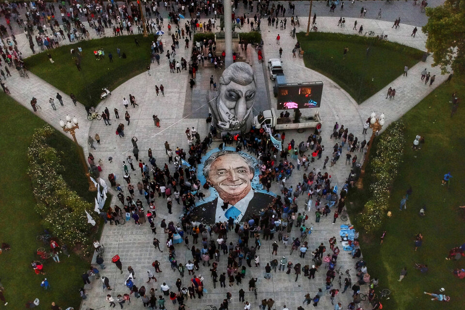 No duró ni 24 horas. El mural el homenaje a Néstor Kirchner a 10 años de su muerte ya fue borrado del piso de la Plaza de Mayo. Por orden, claro, del jefe de Gobierno porteño.