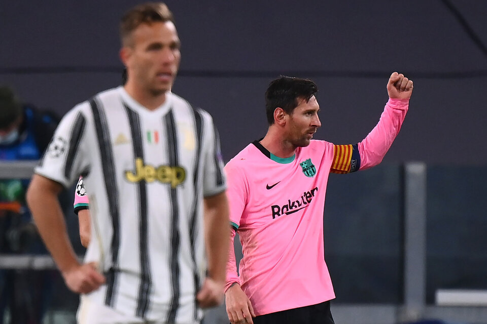 Messi festeja su gol ante su ex compañero, el brasileño Arthur.