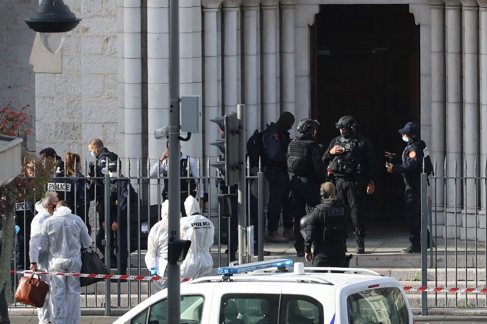 Un joven con un cuchillo mató a tres personas en un ataque en una iglesia de Niza, en Francia. (Fuente: AFP)