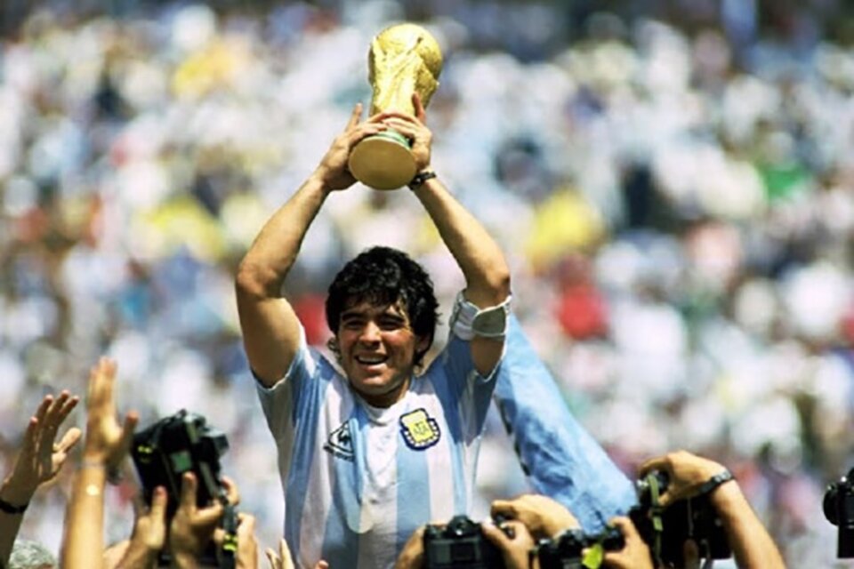Diego levanta la Copa del Mundo en México 86.