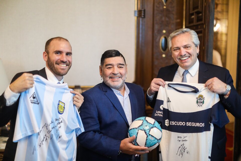 Diego Maradona, Alberto Fernández y Martín Guzmán, en la Rosada. (Fuente: Presidencia)