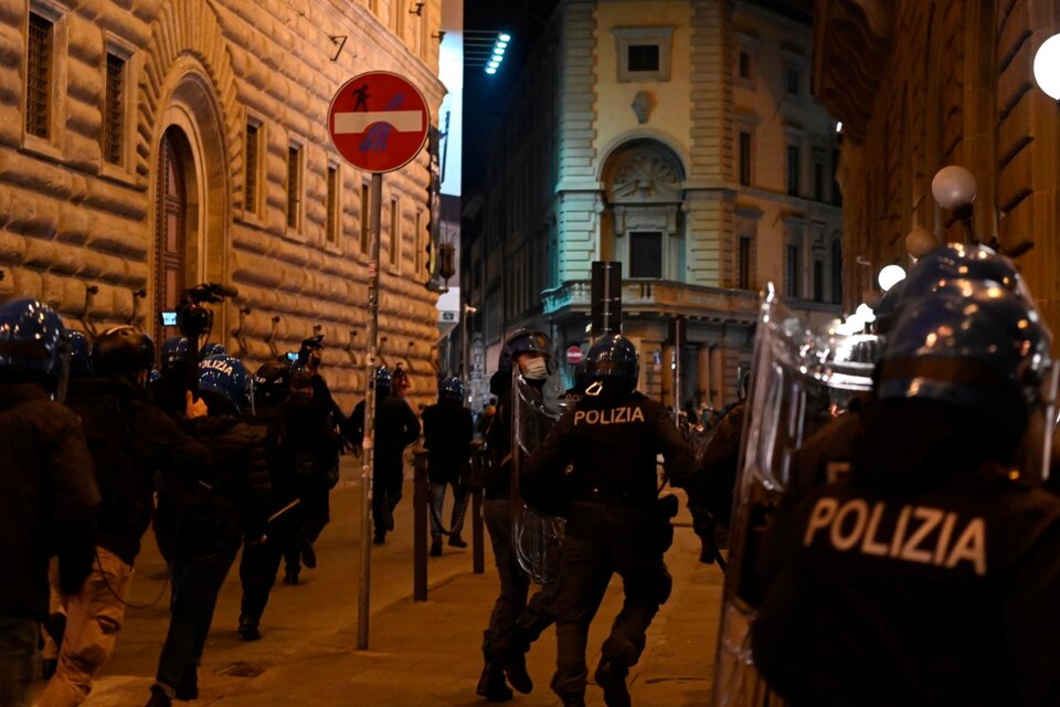 Los anticuarentena se enfrentaron a la policía en Florencia. (Fuente: AFP)