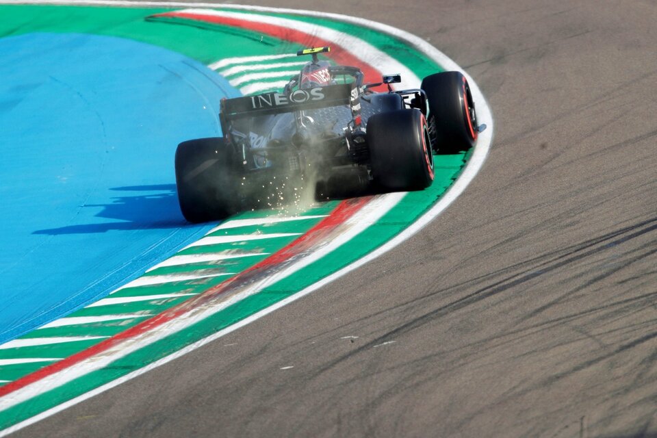 Valtteri Bottas marcó la cuarta pole del año, por delante de Lewis Hamilton. (Fuente: AFP)